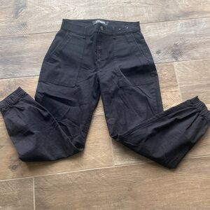 NWOT express high rise cropped straight black pants. Size 6